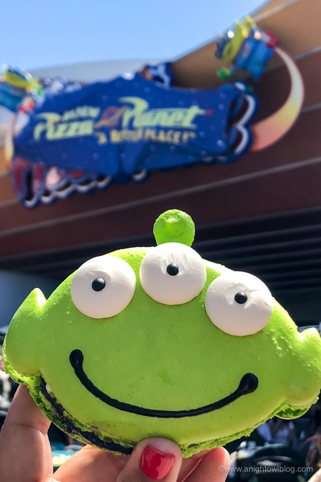 Alien Macaron from Alien Pizza Planet, Disneyland Park, Tomorrowland | From Cheeseburger Pizza from Alien Pizza Planet to the Toy Story Root Beer Float in a Souvenir Boot, check out our picks for The BEST Disneyland Pixar Fest Food finds! #Disneyland #PixarFest